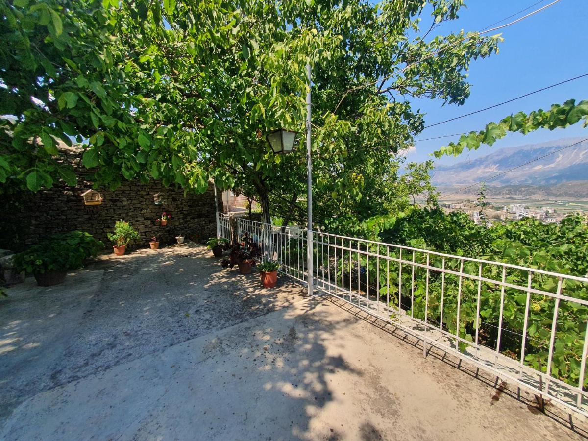 Riva Guest House Gjirokastër Exteriör bild